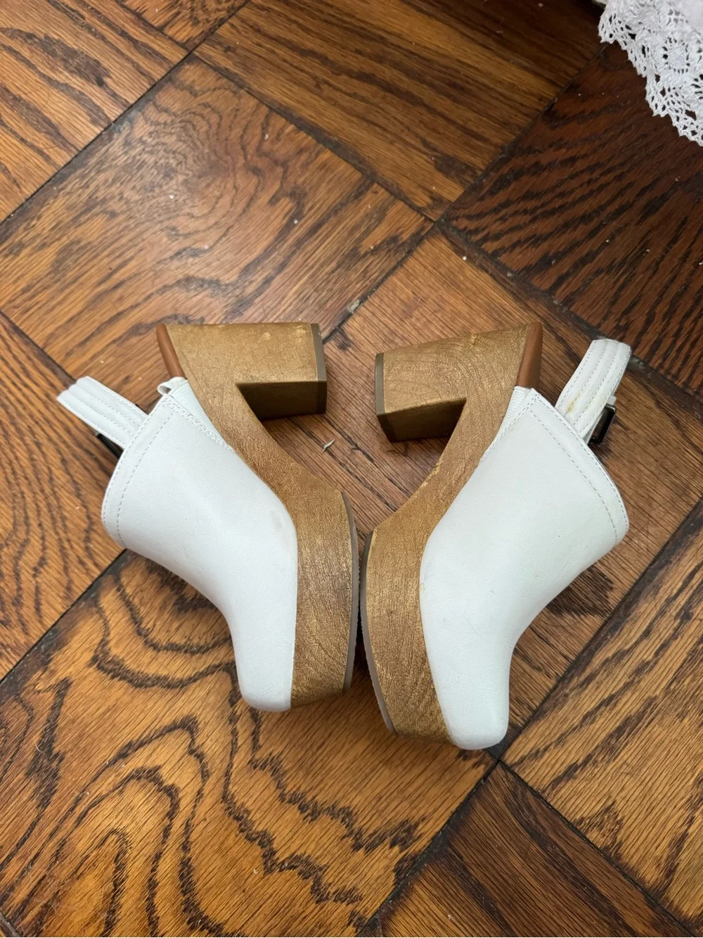 Universal Thread White Slingback Platform Clogs with Tan Wood-Look Heel, size 5